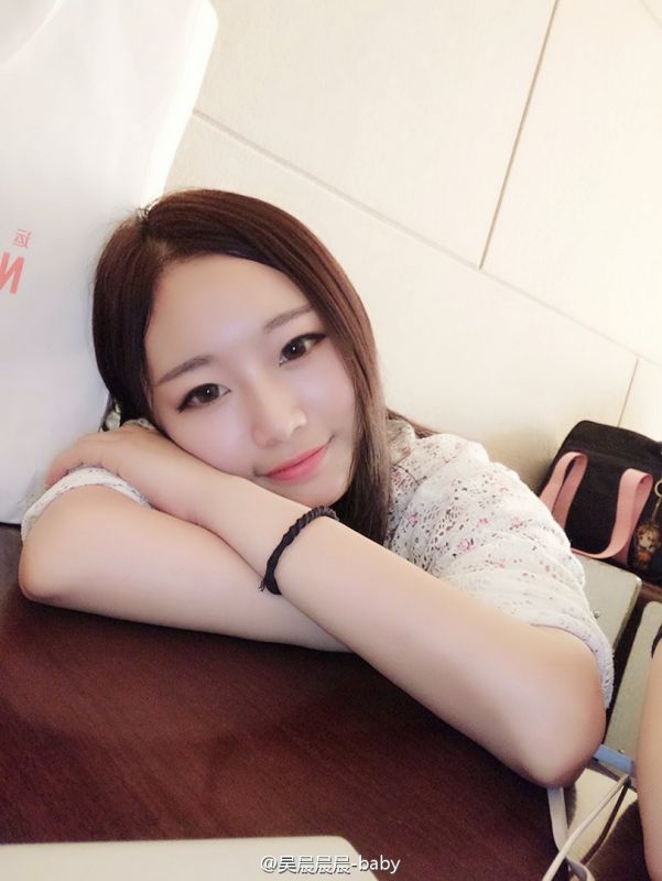 学生妹模特吴晨展览会私拍图片