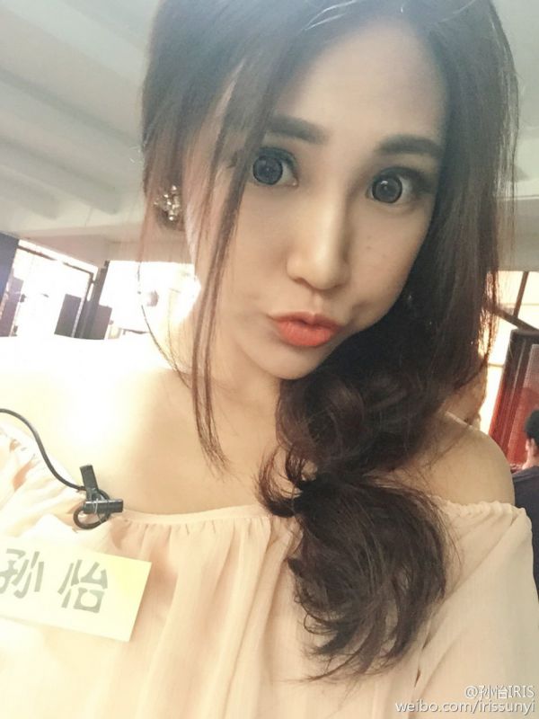 美女主持人孙怡IRIS自拍图片合辑