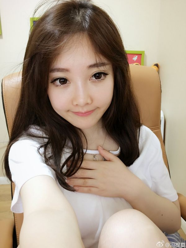 清纯可爱美女冯提莫唯美自拍图片