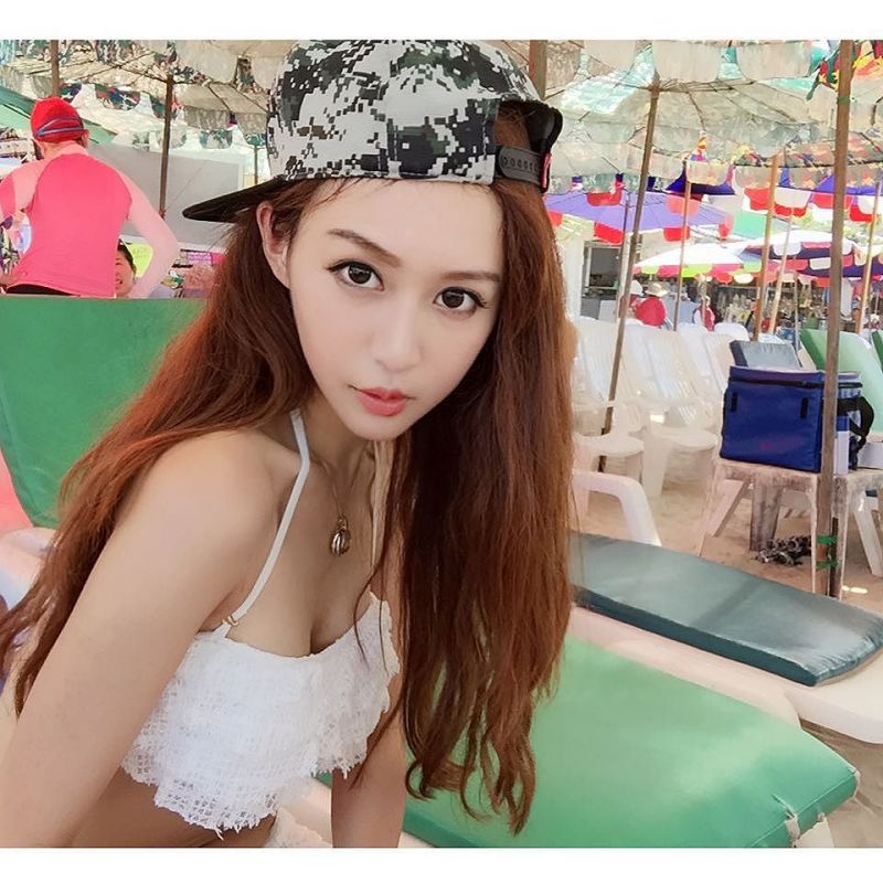 90后美女模特乐宜LokYii私拍美图合集