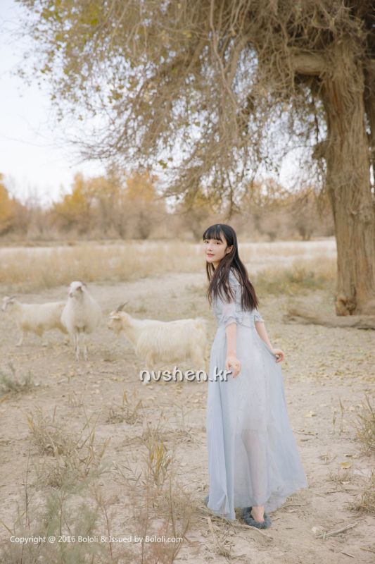 90后清纯美女之应沙漠唯美摄影图片