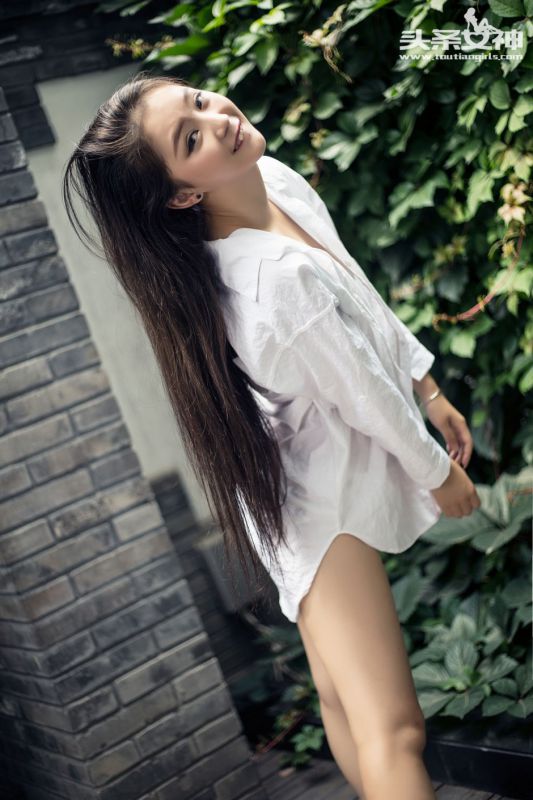 90后小美女小雅居家服性感外拍写真
