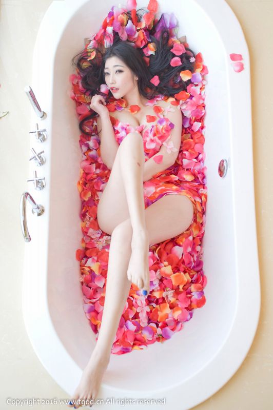 漂亮女模特妲己花瓣浴室性感写真图片