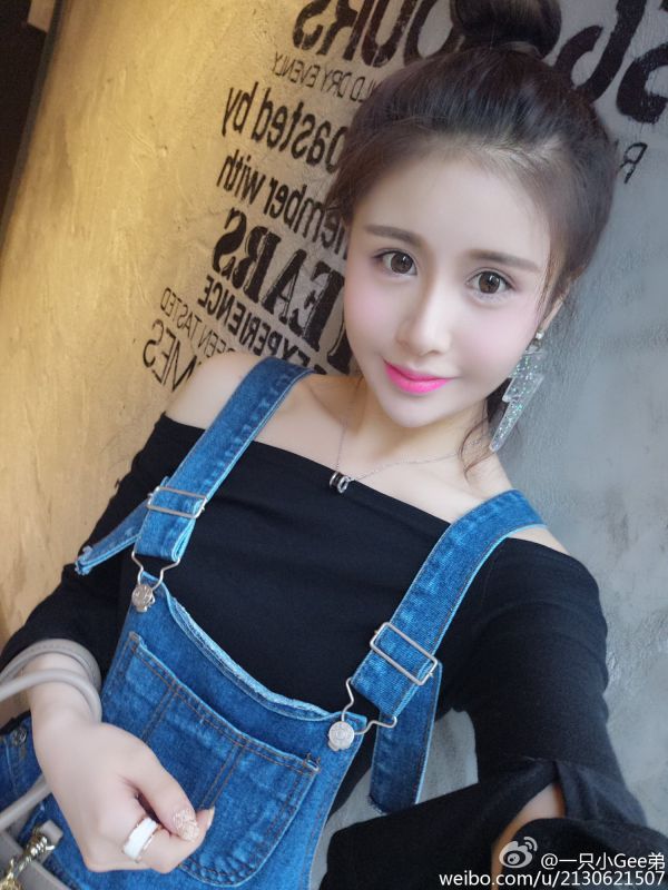 高颜值美女方次⒉┧脚拿劳夹郎