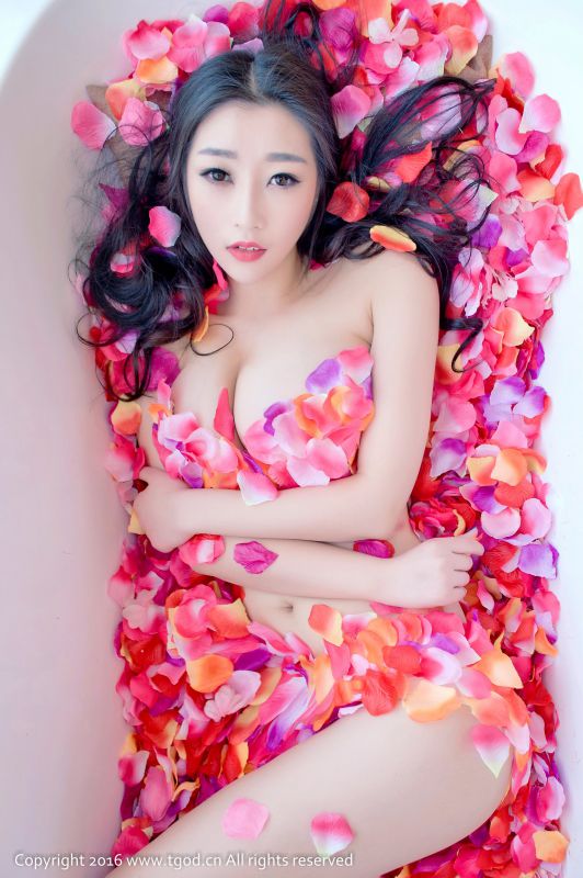 漂亮女模特妲己花瓣浴室性感写真图片