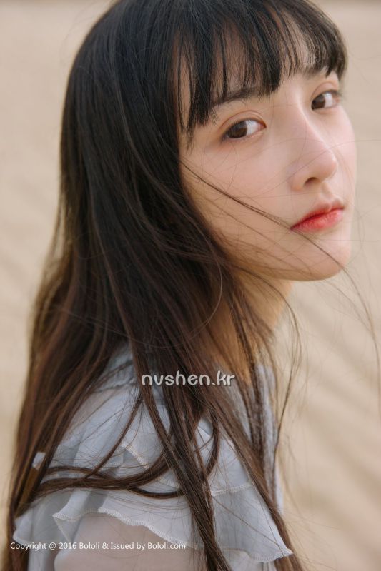 90后清纯美女之应沙漠唯美摄影图片
