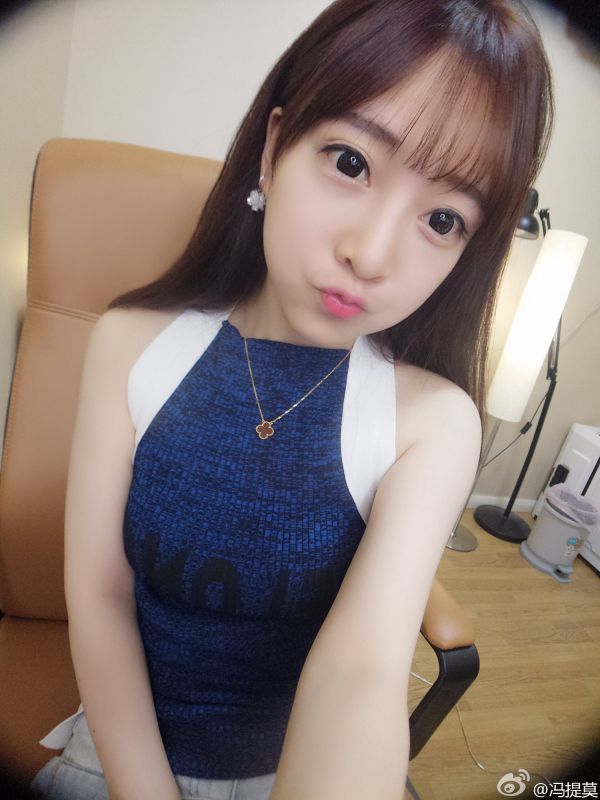 清纯可爱美女冯提莫唯美自拍图片
