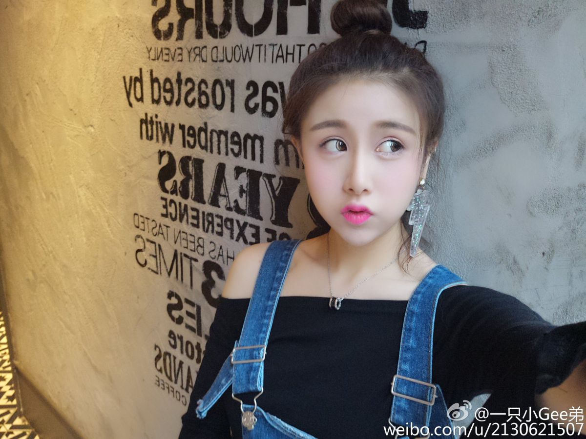 高颜值美女方次⒉┧脚拿劳夹郎