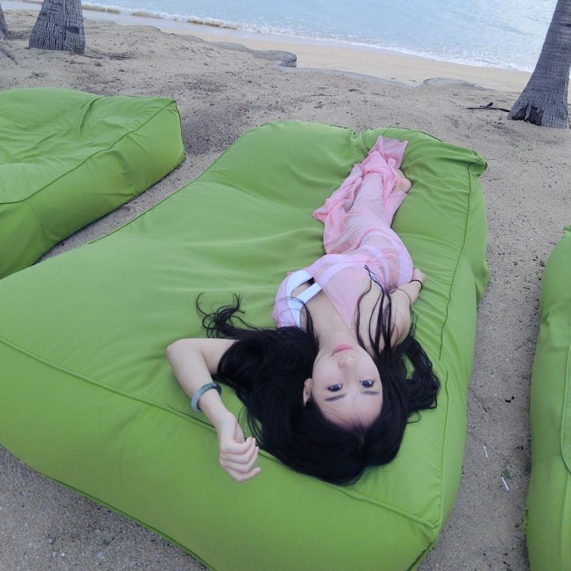 90后网络美女珊珊Sophie大秀性感好身材