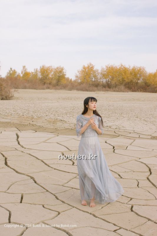 90后清纯美女之应沙漠唯美摄影图片