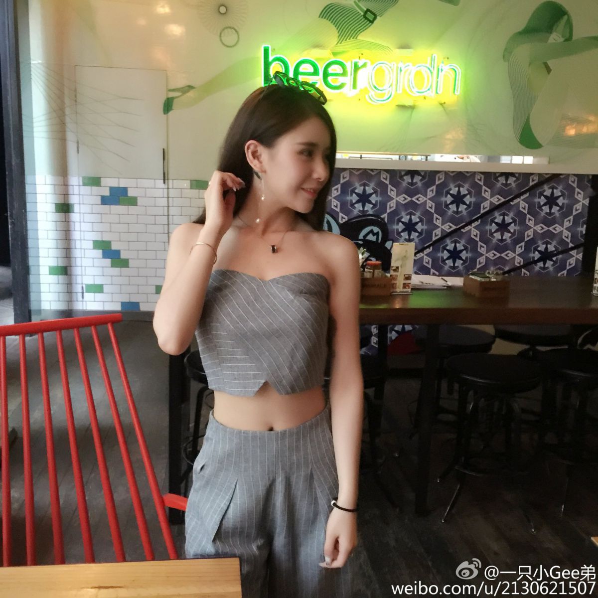 高颜值美女方次⒉┧脚拿劳夹郎