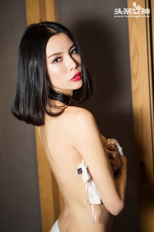 短发精致美女陈圆圆居家服诱惑写真图片