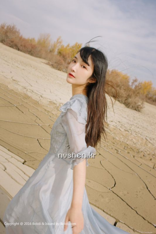 90后清纯美女之应沙漠唯美摄影图片
