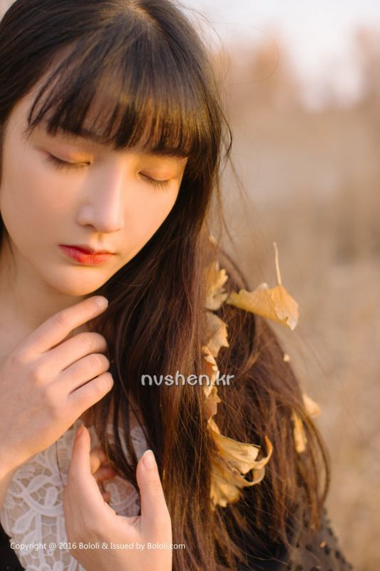 90后清纯美女之应沙漠唯美摄影图片