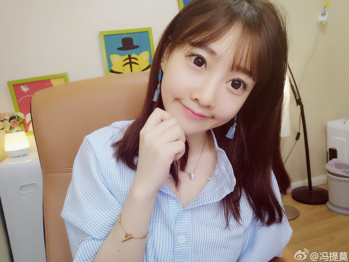 清纯可爱美女冯提莫唯美自拍图片