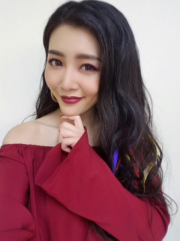 香港美女演员尹诗沛Nicole养眼美照图片