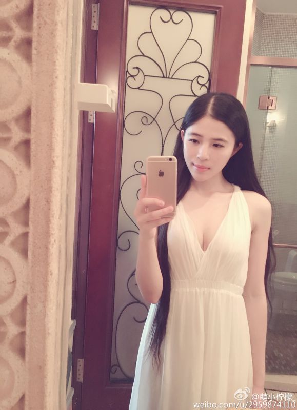 90后美女模特萌小柠檬微博私拍写真图片