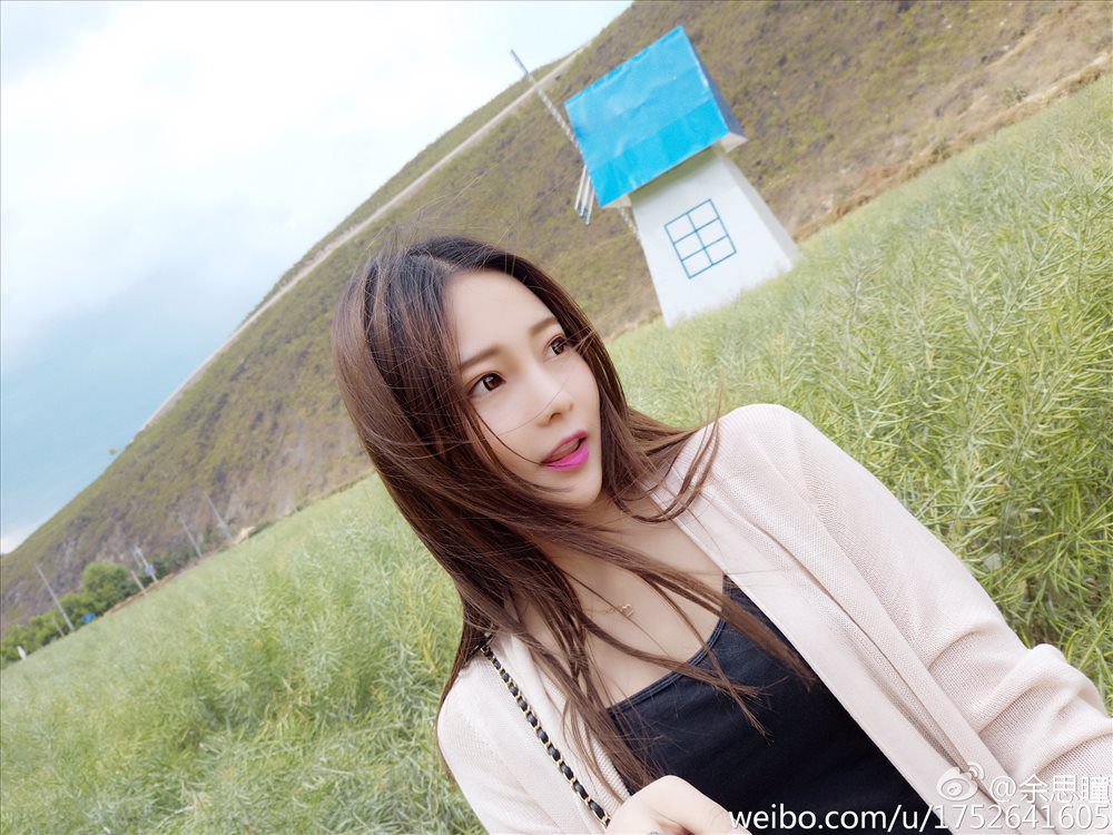 90后小美女余思瞳微博精选养眼图片