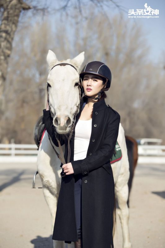 职业模特儿郭婷婷室内艺术写真图片