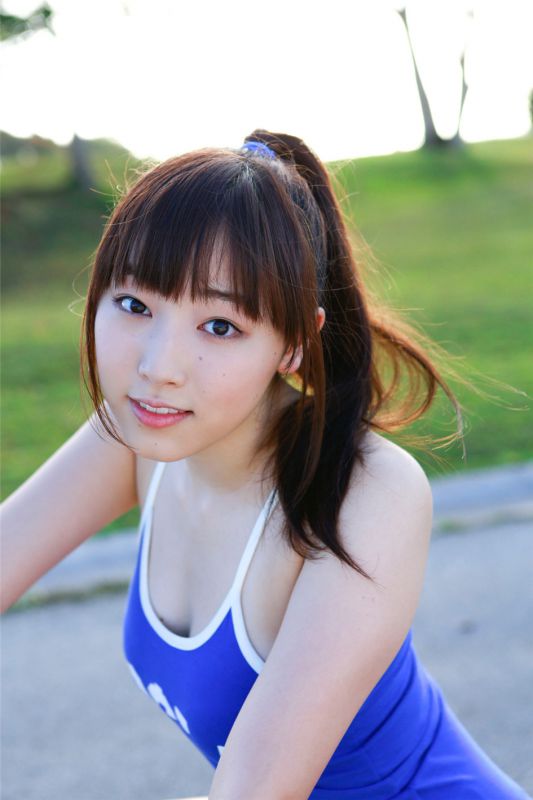 日本学生妹谱久村圣户外清纯写真