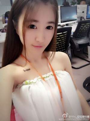 游戏展台美女叶欣娅甜美自拍图片