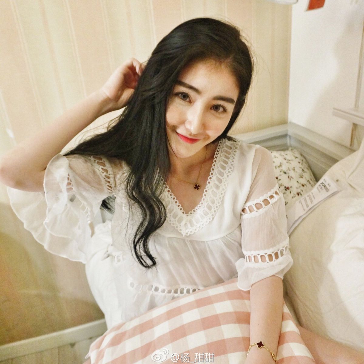 气质型美女杨甜甜微博私拍写真图片