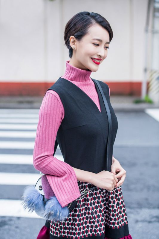 杨洋短发图片曝光 时尚街拍演绎糖心美人
