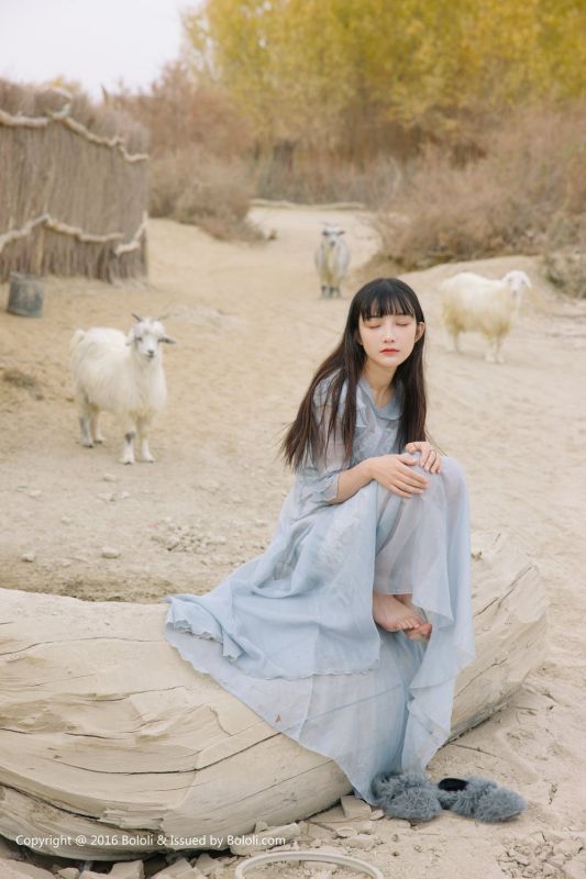 90后清纯美女之应沙漠唯美摄影图片