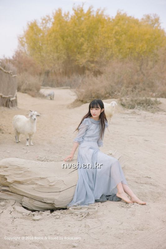 90后清纯美女之应沙漠唯美摄影图片