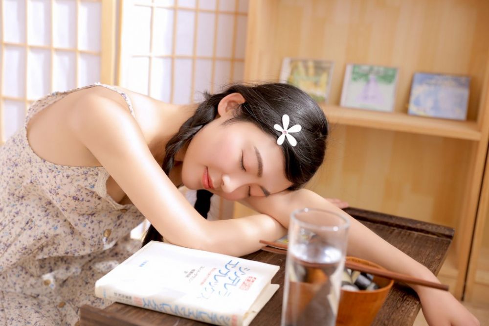 00后嫩小美少女碎花裙雪肤嫩乳性感纯美气质写真