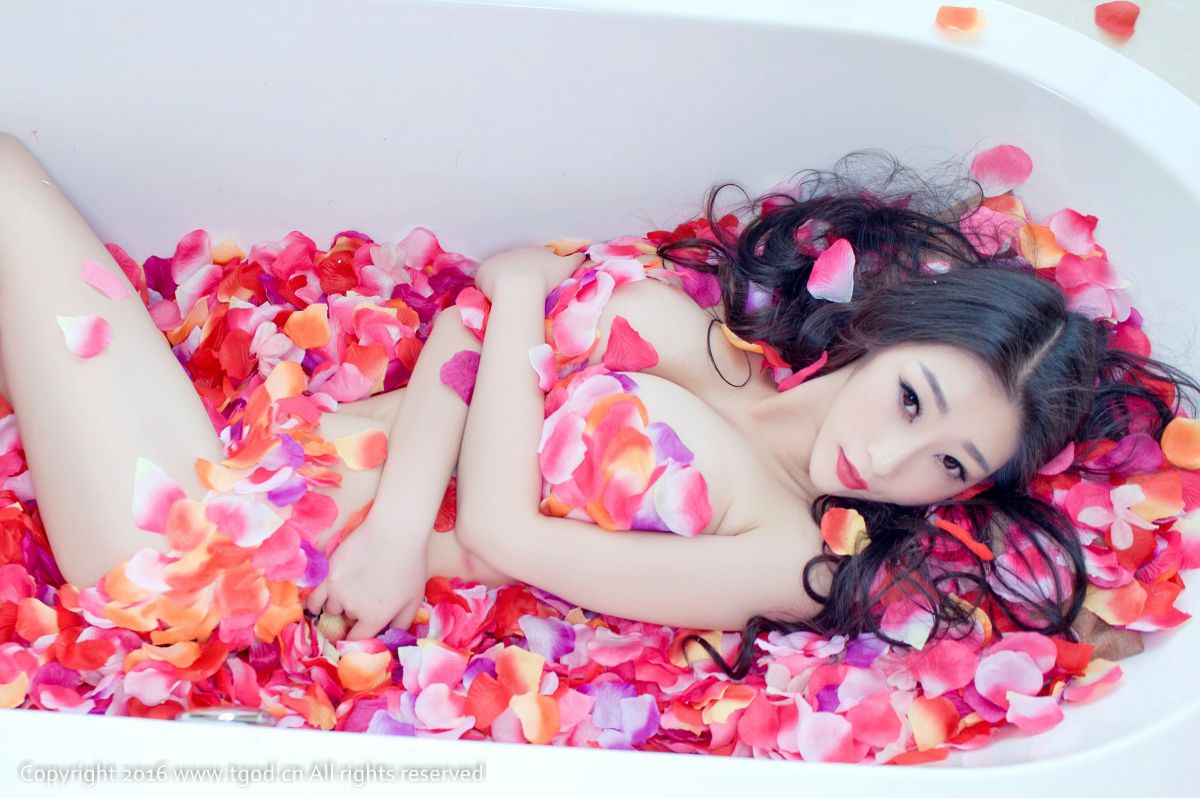 漂亮女模特妲己花瓣浴室性感写真图片