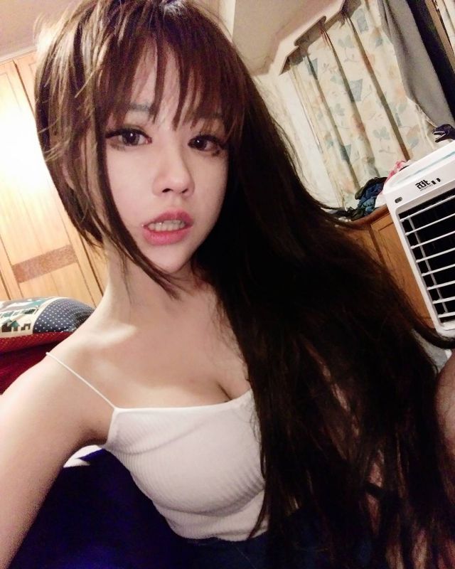 90后美女模特陈\充满忧伤感的私拍照