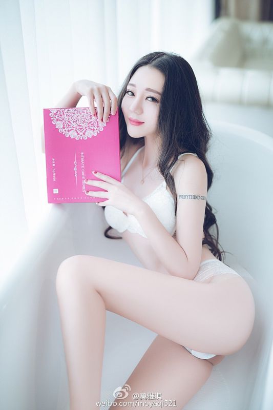 粉嫩白皙美女莫雅淇Yaki家居性感魅惑写真