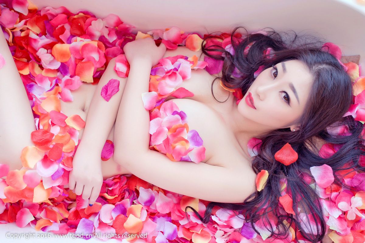 漂亮女模特妲己花瓣浴室性感写真图片