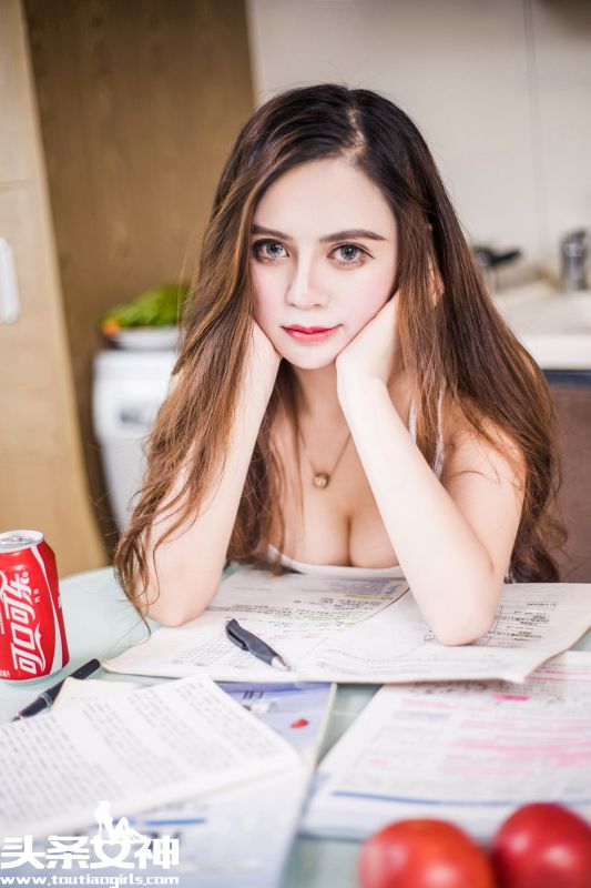 爱学习的美女崔爱熙性感写真图片