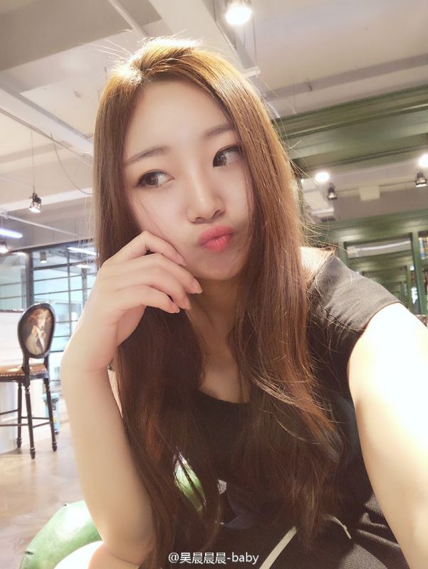 学生妹模特吴晨展览会私拍图片