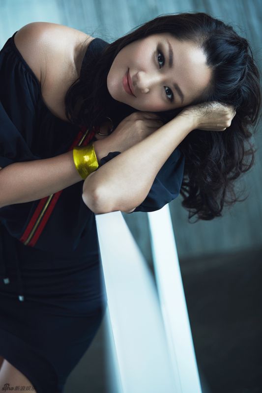 瞿颖杂志封面 大长腿吸引眼球