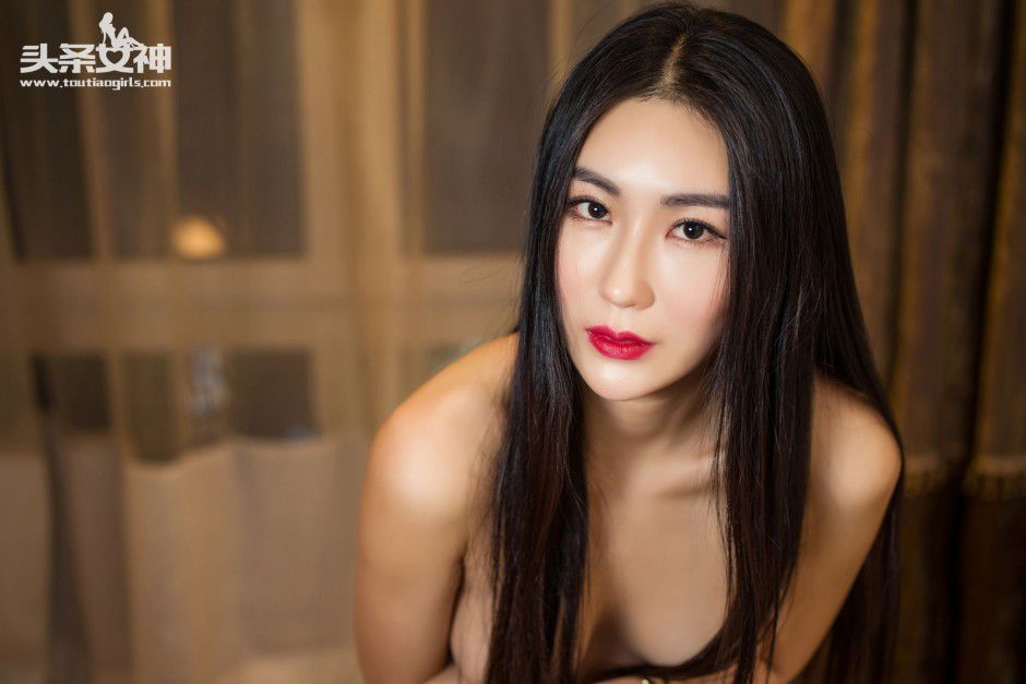 长发飘逸美女暧妮私房性感写真图片
