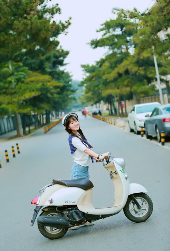 甜美女孩户外小清新写照