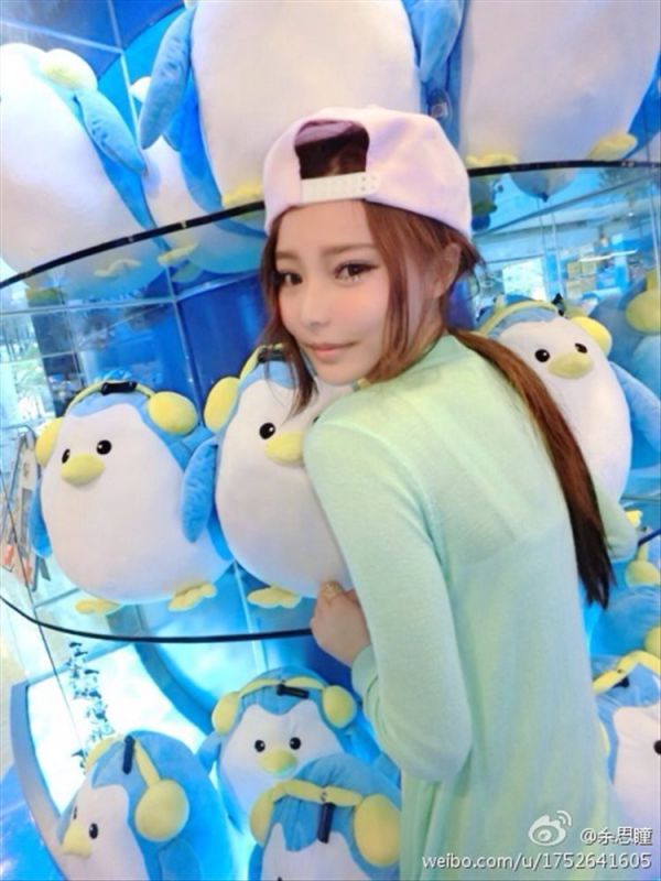 90后小美女余思瞳微博精选养眼图片
