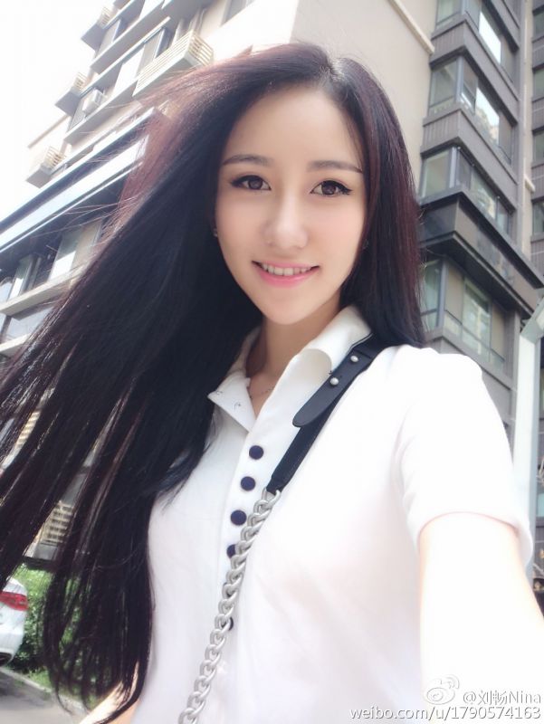 高颜值90后美女刘畅Nina自拍养眼美照