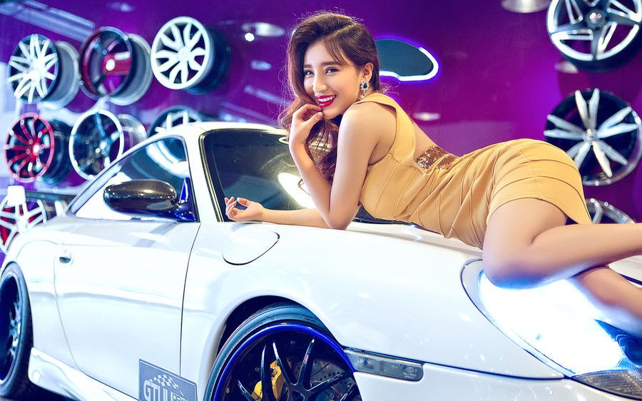 长腿翘臀美女车模高清养眼写真图片