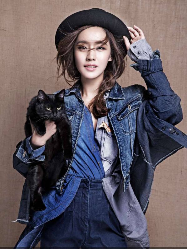 时尚女星王智抱黑猫拍摄写真大片
