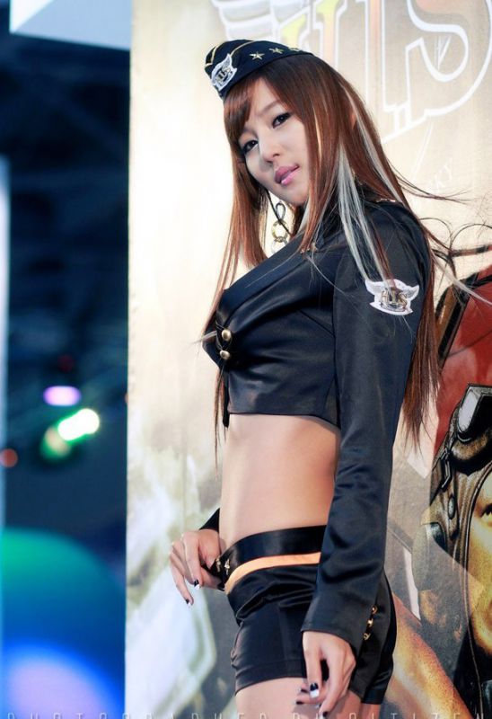 韩国美女车模特车展尽显成熟魅力