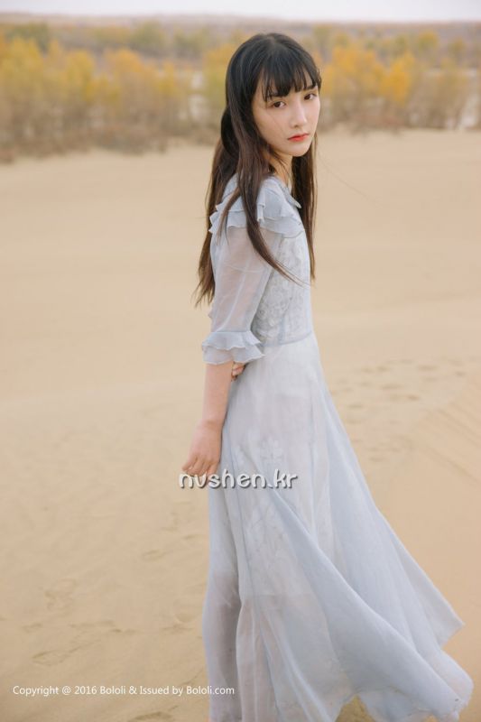90后清纯美女之应沙漠唯美摄影图片