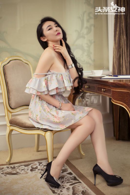 碎花裙美女珊珊私房高清摄影图片