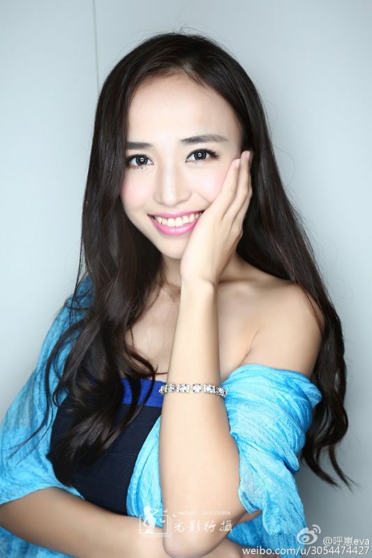 美女车模特呼崽Eva外拍写真图片