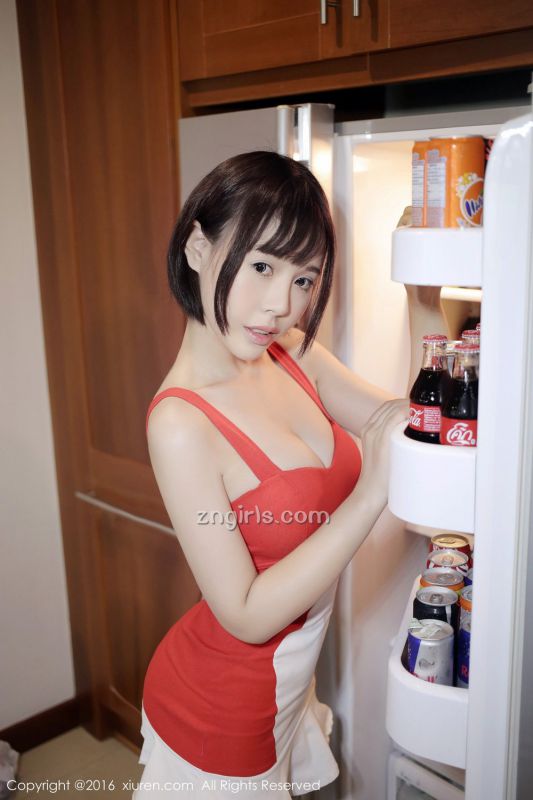 90后短发美女Evelyn艾莉大秀性感迷人乳沟