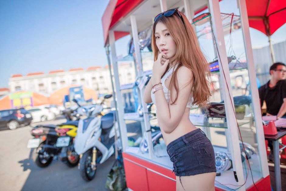 台湾美女车模凯萨琳Katherine私拍写真图片