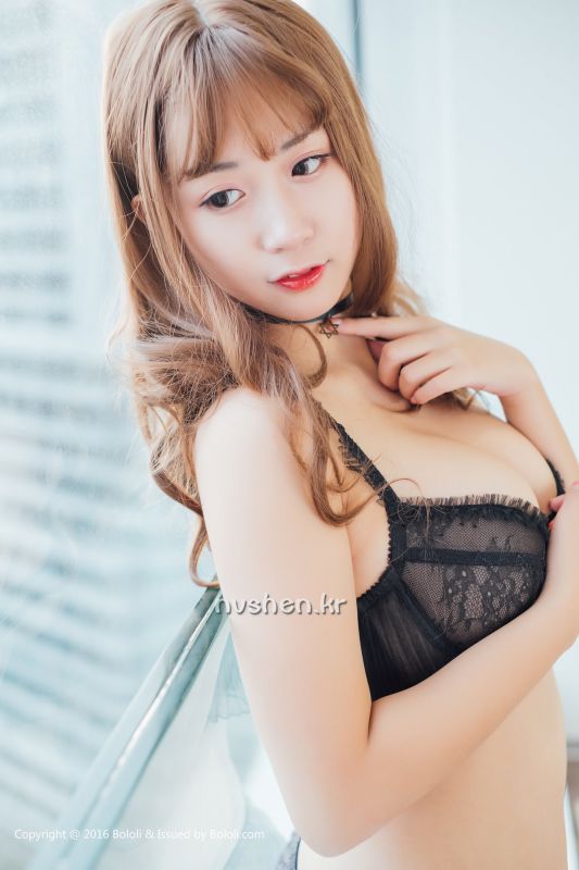 90后美胸美女猫九性感酥胸半露诱惑图集
